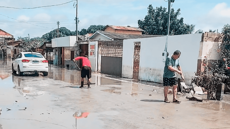 Após vazante do rio, moradores limpam ruas por conta própria no Quinze