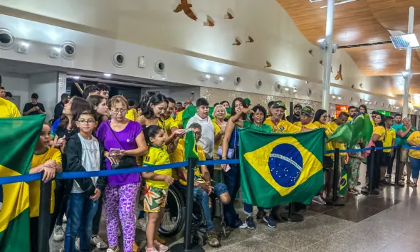 Apoiadores de Bolsonaro dizem que momento é de extrema alegria e cantam Hino Nacional