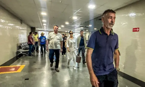 De saída do Acre, Bolsonaro é recebido pela PF e funcionários do aeroporto em área restrita