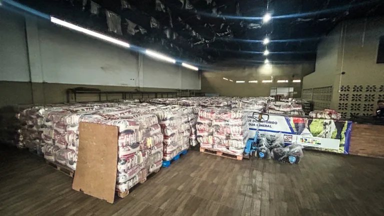 Prefeitura de Rio Branco começa a entregar itens de primeira necessidade aos alagados