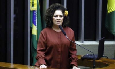 Perpétua atribui aumento de 50% em tarifa dos EUA a Bolsonaro e Eduardo: “traidores”