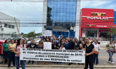 Professores do cadastro de reserva da prefeitura protestam por convocação