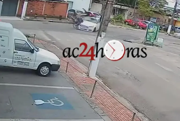 Vídeo mostra motociclista sendo arremessado após colisão contra carro