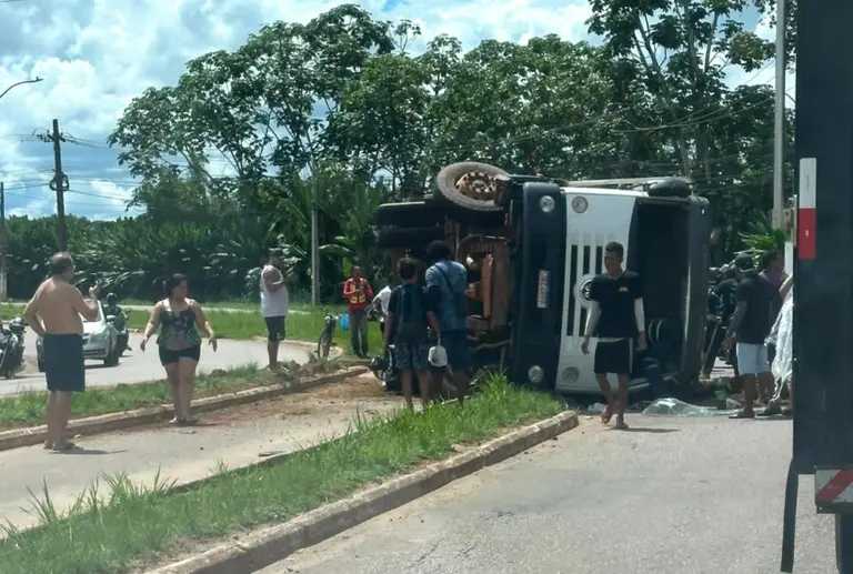 Caminhão de lixo tomba e deixa garis machucados em Rio Branco