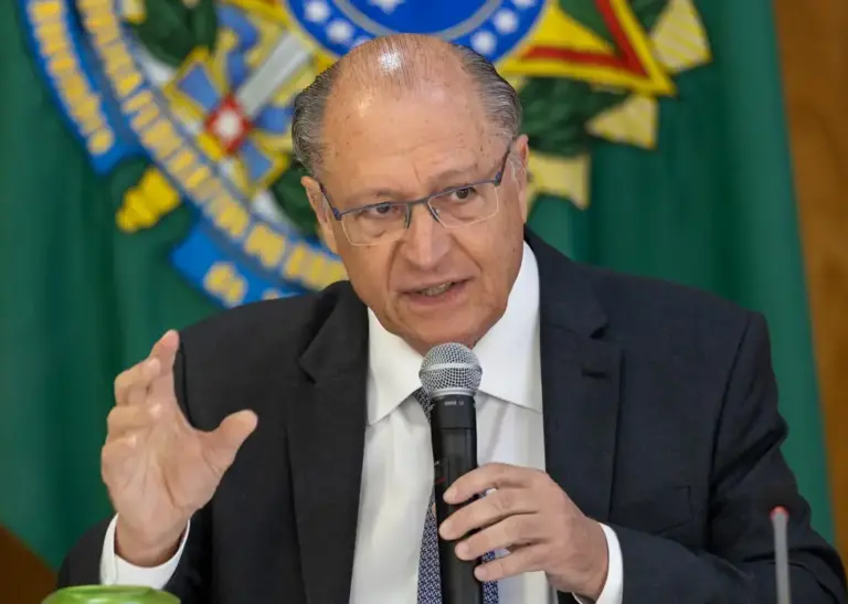 Ministro Geraldo Alckmin é diagnosticado com covid-19