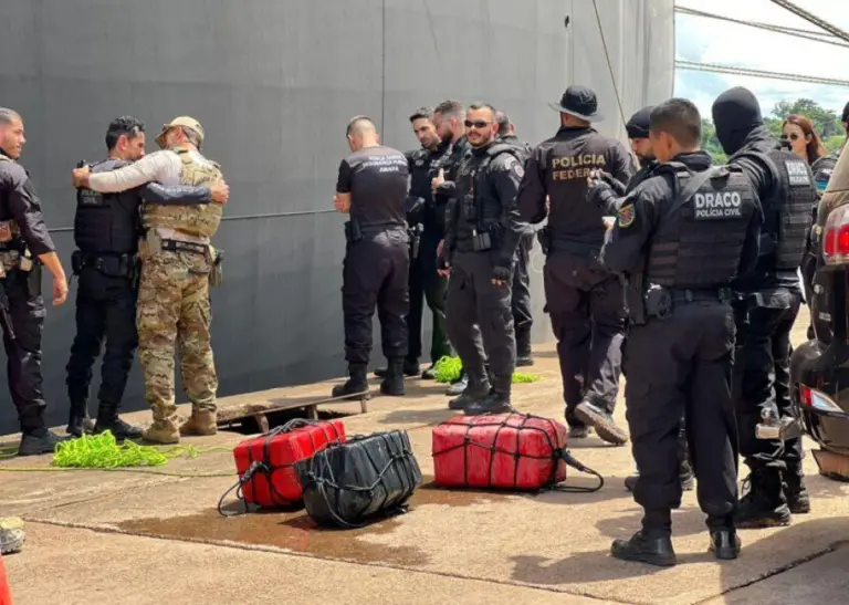Mergulhadores da PF encontram mais de 150 kg de drogas em ‘caixa mar de navio’