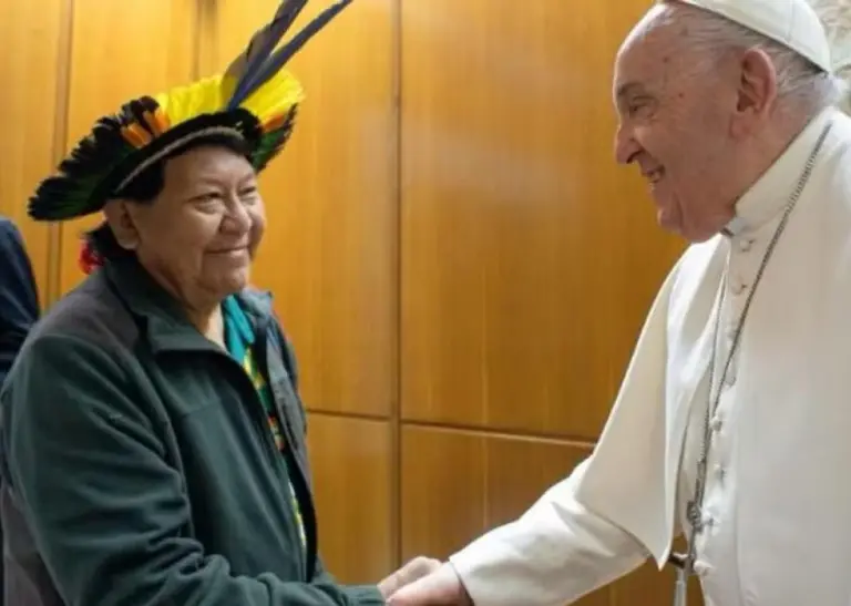Líder Yanomami pede que papa Francisco ajude Lula a salvar seu povo