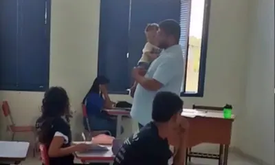 Professor segura bebê de aluno no colo durante prova no interior do Acre