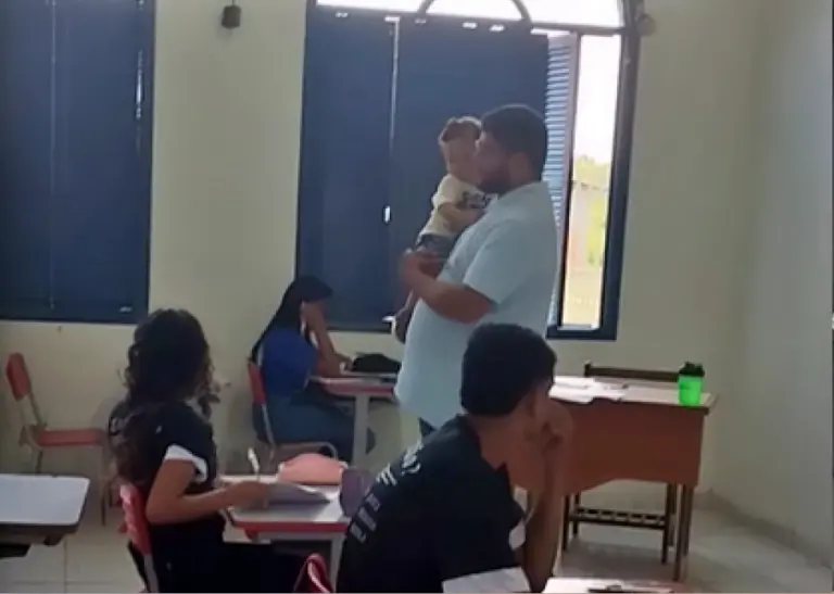 Professor segura bebê de aluna no colo durante prova no interior do Acre