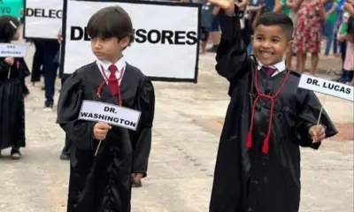 Crianças homenageiam promotores de justiça no aniversário de Tarauacá