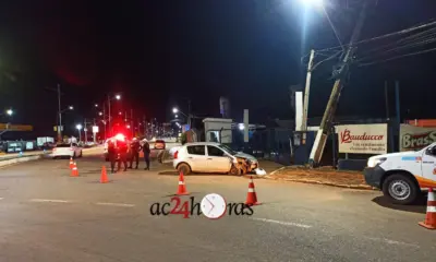 Embriagado, motorista perde controle e derruba poste na Via Chico Mendes