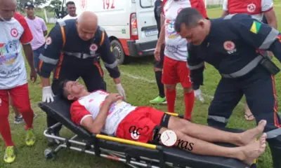 Jogador do Rio Branco bate cabeça durante disputa de bola e desmaia