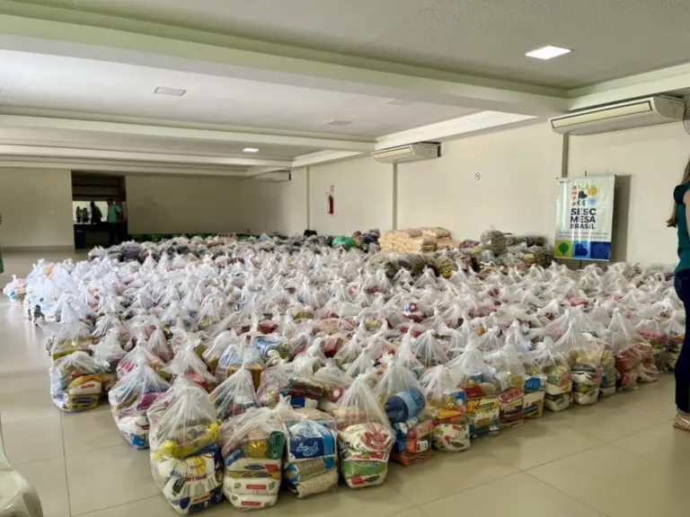 Parceria entre governo e Sesc leva mais de 9 toneladas de alimentos às vítimas das enchentes