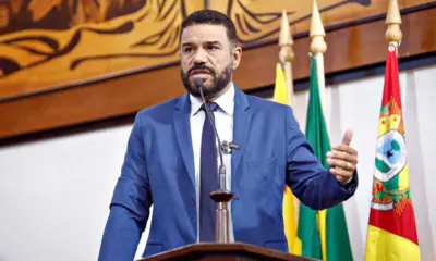Advogados condenam deputado após confusão com Vade Mecum: “reflexo de quem elegeu”