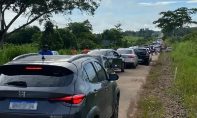 Freteiros bloqueiam BR-364 e interditam trecho entre Rio Branco e Sena Madureira