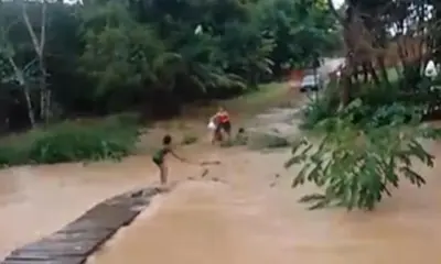 Chuva faz nível de igarapés subir e inundar passarelas em Rio Branco