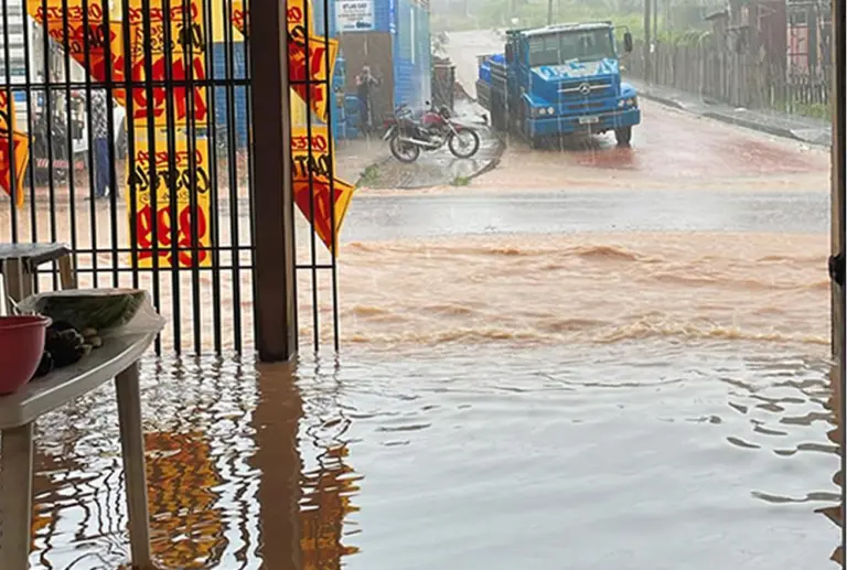 Chuva forte volta a causar transtorno a moradores de Rio Branco
