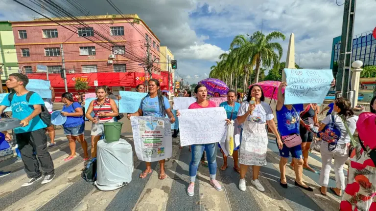 Mães de autistas se manifestam contra governo e prefeitura no Centro