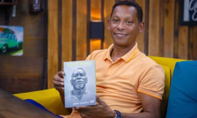 Jornalista Jairo Carioca lançou livro “Vovô Irineu” no Bar do Vaz, em 2024