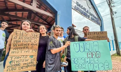 Pais e alunos manifestam contra afastamento de diretora na escola Armando Nogueira