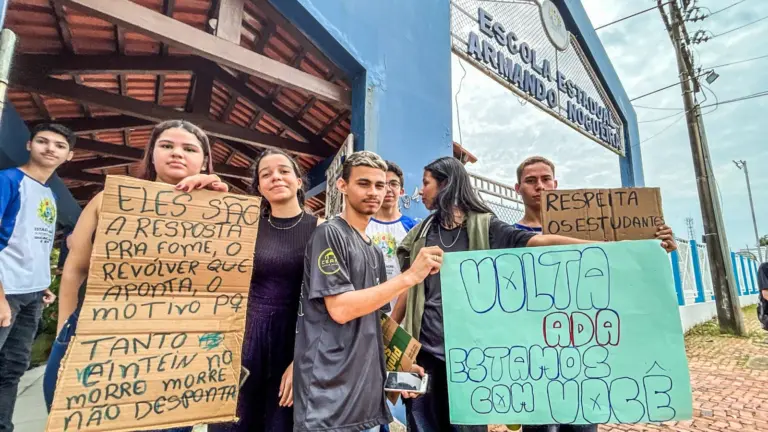Pais e alunos manifestam contra afastamento de diretora na escola Armando Nogueira