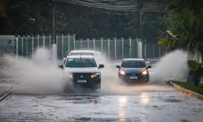 Chuva forte deixa ruas alagadas em vários pontos de Rio Branco na tarde desta terça
