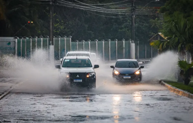 Chuva forte deixa ruas alagadas em vários pontos de Rio Branco na tarde desta terça