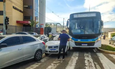 Acidente envolvendo ônibus e dois carros deixa trânsito lento na Capital