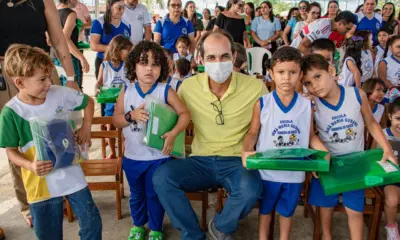 Zequinha entrega 11,5 mil kits de material escolar a alunos de Cruzeiro do Sul