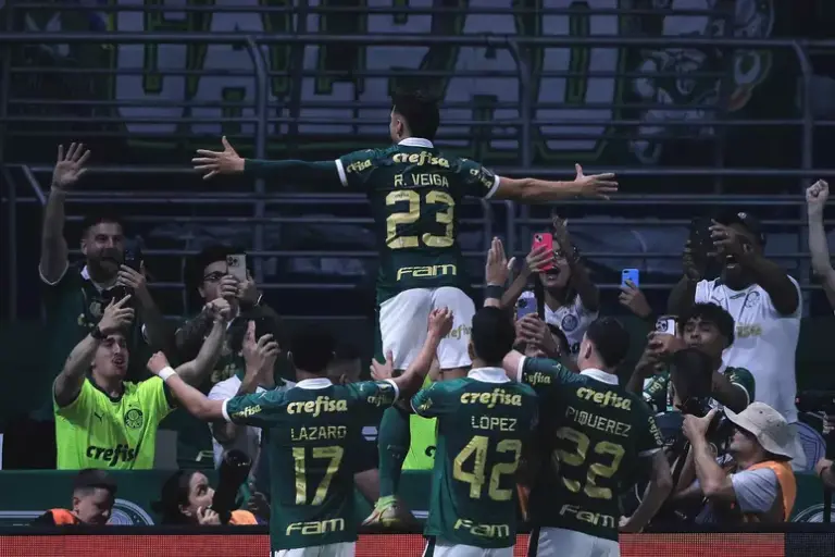 Palmeiras reverte vantagem, bate Santos e conquista o tri do Paulista após 90 anos
