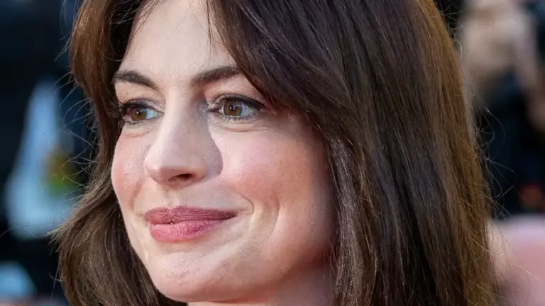 Anne Hathaway diz estar sóbria há mais de 5 anos: ‘Tudo está melhor’