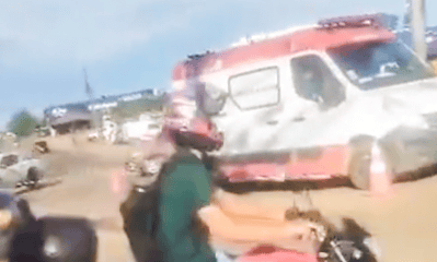 Ciclista invade rotatória, colide contra ambulância e é resgatado pelo veículo que atingiu