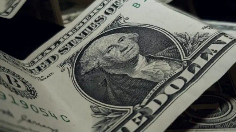 Dólar atinge R$ 5,14 e Ibovespa cai em dia de cautela