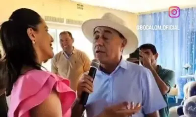 Bocalom canta Cavalgada para a namorada durante festa de aniversário