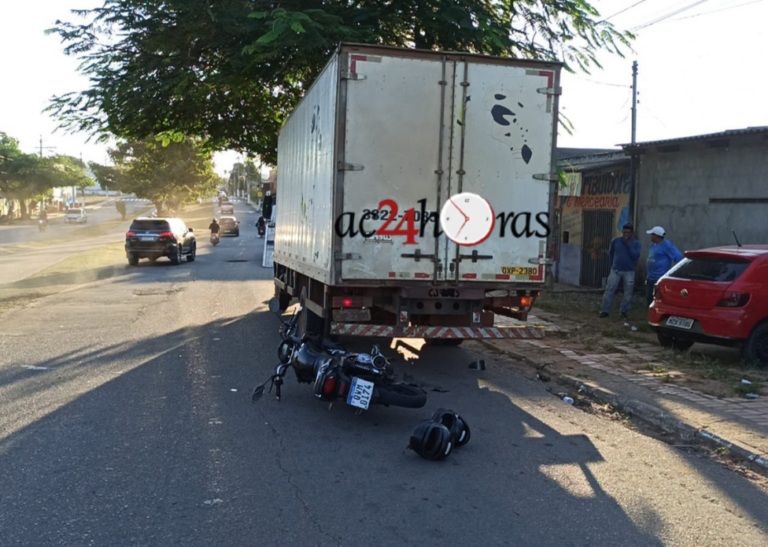 Motociclista colide na traseira de caminhão e desmaia em Rio Branco