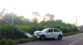 Motorista dorme ao volante e derruba poste em Cruzeiro do Sul