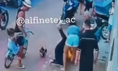 Mulheres brigam no meio da rua na Baixada da Sobral
