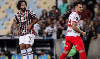 Flu aproveita expulsão, vence Cerro e avança como líder na Libertadores