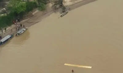 Bombeiros sobem o Rio Tarauacá para resgatar passageiros de avião que caiu