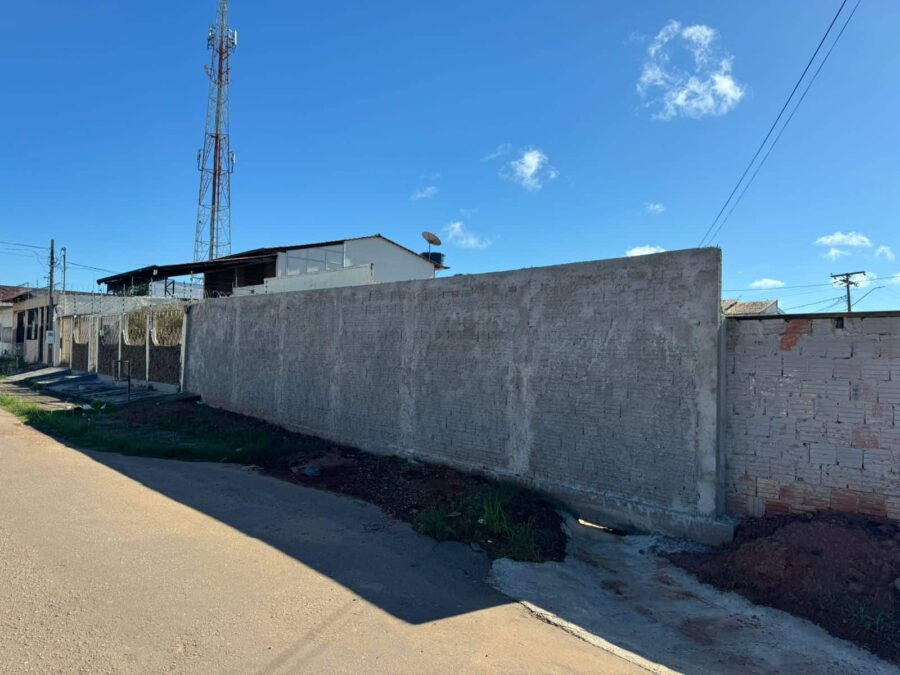 Síndico é acusado de fechar rua com muro no Manoel Julião e caso vai parar na justiça
