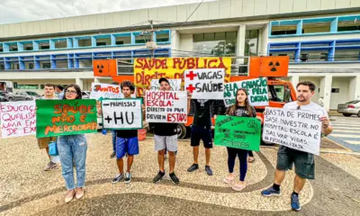Alunos de medicina protestam e reivindicam Hospital Universitário no Acre
