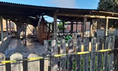 Incêndio destrói residência em Xapuri durante a madrugada e família perde tudo