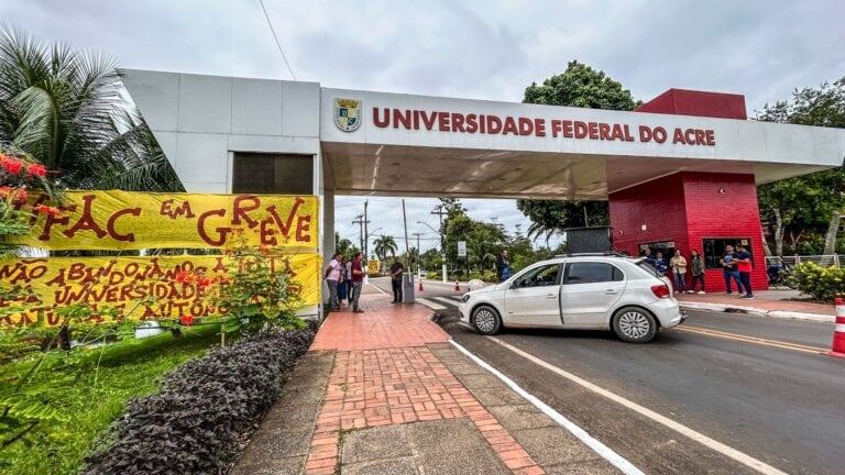 Docentes e técnicos da Ufac mantêm greve por melhorias salariais