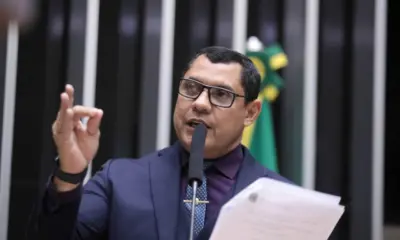 Pressão de Ulysses e outros deputados adia votação de projeto de beneficia a Rede Globo