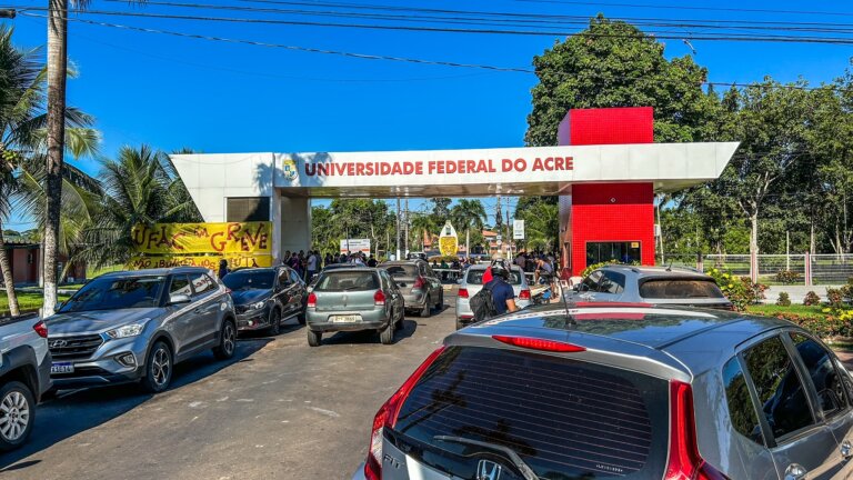 Grevistas bloqueiam entrada da Ufac em Rio Branco: “é para provocar prejuízo sim”