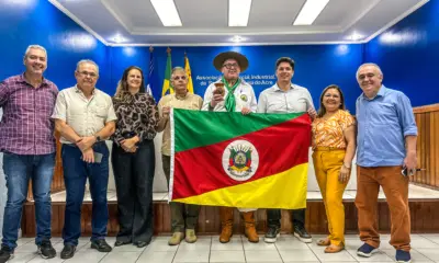 ACISA doa R$ 30 mil para município alagado e hasteia bandeira do Rio Grande do Sul