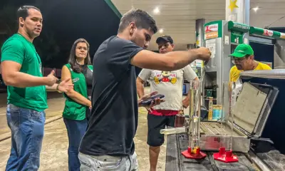 Trabalhador desconfia de qualidade de combustível em posto de Rio Branco e PM e Procon comparecem