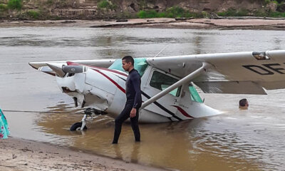 Vídeo mostra homens retirando avião que caiu em rio no Acre