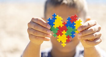 Plano de saúde não deve cancelar contrato de beneficiário com espectro autista, diz Justiça
