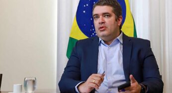 Donadoni diz que “governo não fez nada escondido” e garante lisura em contrato